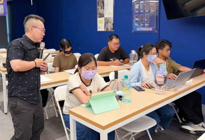圖說3：黃柏勳老師（左）帶領學員運用AI工具進行職涯探索，從個人特質、能力與興趣出發，找出自身優勢與適合的職涯方向。