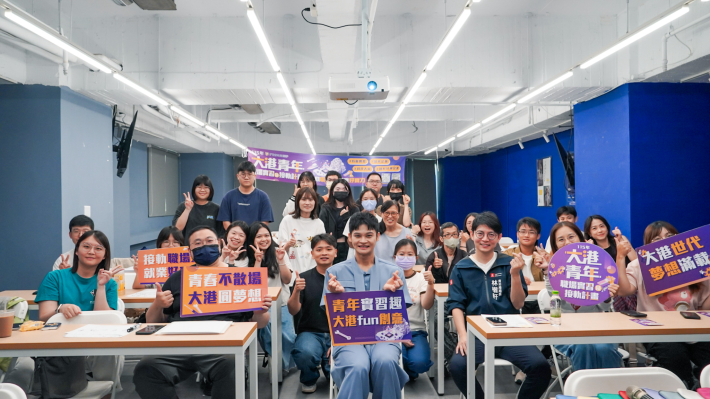 圖1：高雄市政府青年局暑假推出「大港青年職場實習及接軌計畫」四堂實作主題課程，青年局長林楷軒（前排右三）、薛翔騏老師（前排左三）與參與青年合影，鼓勵青年善用職涯培力及有薪實習資源，勇敢探索方向、為未來職涯做好準備。