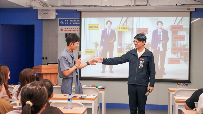圖2：青年局長林楷軒（右）與薛翔騏老師（左）於職場穿搭課程中示範不同職場情境穿搭，帶領青年掌握職場形象打造技巧。