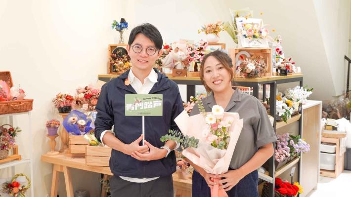 圖1. 高雄市今年青創補助核定案件中，女性負責人占比首度突破五成，青年局長林楷軒（左）於七夕前夕走訪青創店家「Bestshe花藝特區」，與負責人陳品璇（右）交流。