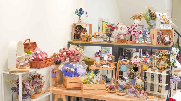 圖5. 青創店家「Bestshe花藝特區」展示多樣花藝創作與客製化花禮，以不同花材與設計風格傳遞送禮心意。