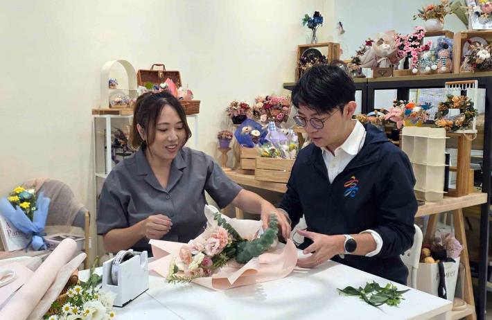 圖2. 青年局長林楷軒 (右) 與「Bestshe花藝特區」負責人陳品璇(左) 共同製作七夕花束，彼此也交流不同花材所代表的花語與意涵。