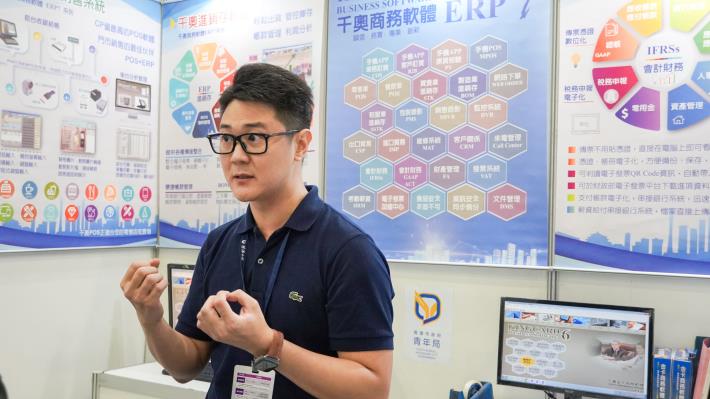圖1. 青創企業「亨崵有限公司」藉由青年局參展補助參與「2026高雄自動化工業展」，負責人王麒皓表示，參與展會不僅有助品牌曝光，也能讓更多企業認識ERP系統的應用價值。