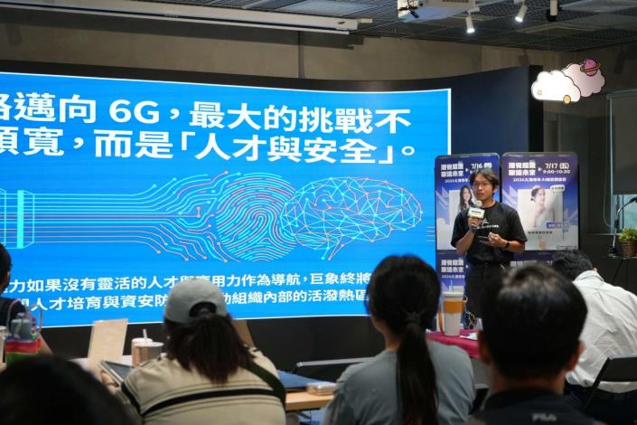 圖3.青年局辦理AI職涯體驗營，學員進行分組實作競賽，運用AI簡報工具整合兩日所學，在限時挑戰中進行心得簡報與成果發表。