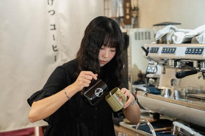 圖5. 「曦玥咖啡」負責人蘇喬溱親自製作咖啡，從老屋改造到日常經營，一步步實踐自己的創業想法。
