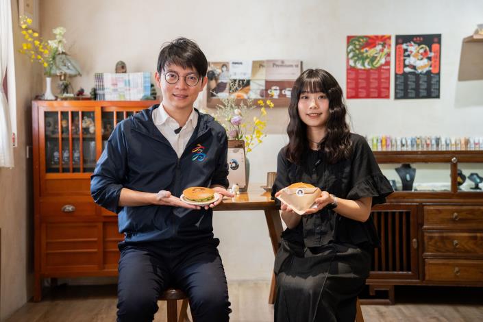 圖1. 青年局長林楷軒（左）前往訪視青創店家「曦玥咖啡」，與負責人蘇喬溱（右）交流創業歷程，了解老屋改造及咖啡店經營情形。