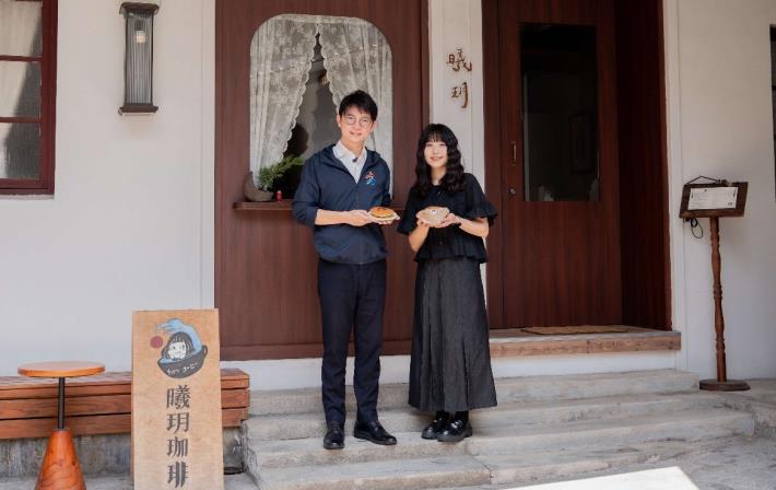 圖6. 「曦玥咖啡」負責人蘇喬溱（右）將外婆老宅重新規劃，並融入童年記憶，打造出獨具生活感與故事性的咖啡空間。