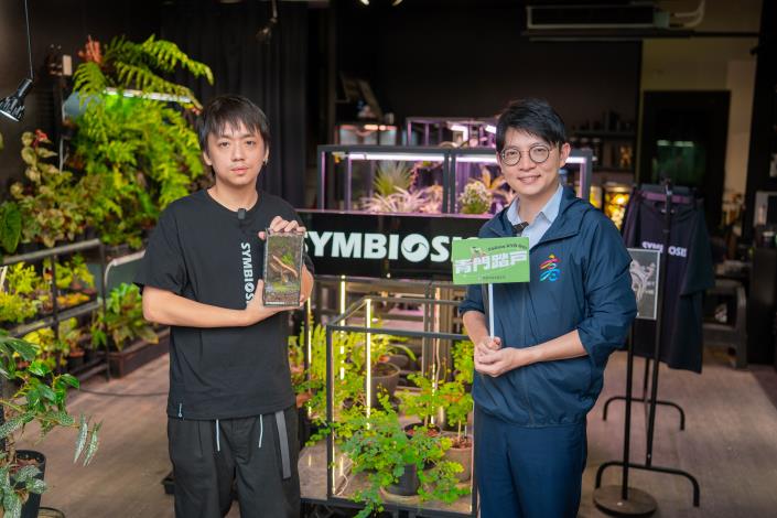 圖1. 青年局長林楷軒（右）前往訪視青創店家「共生制所」，並與負責人凃碩為（左）交流品牌設計理念，了解時尚與植栽的結合所帶來的潮流。