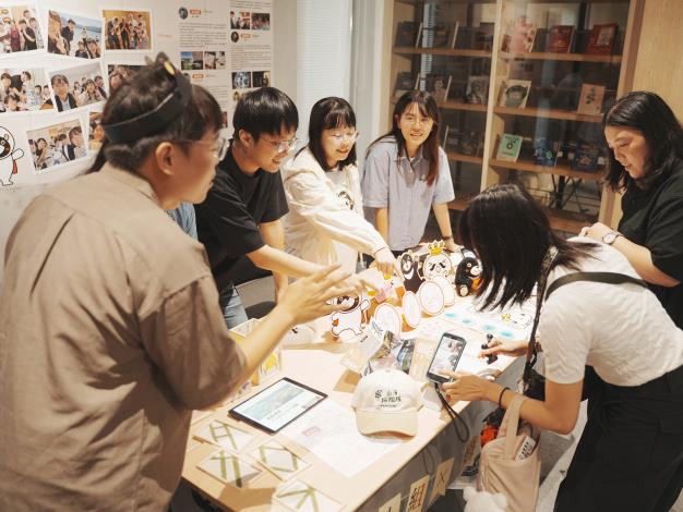 圖6.活動現場展示「青年百億海外圓夢計畫」成果，青年彼此交流在地探索與海外考察的學習與歷程。