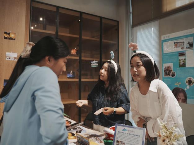 圖7.「青年百億海外圓夢計畫」成果展區展示青年赴日本美濃考察製作的和紙燈飾作品，透過創作呈現傳統紙藝的不同樣貌，也讓現場參與者近距離感受青年海外交流的成果。
