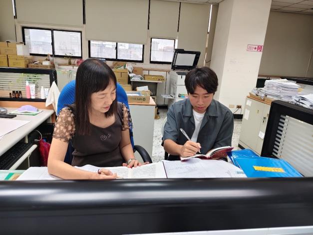 圖3. 稅捐稽徵處三民分處工讀生（右）跟著機關同仁認識稅務工作，透過實際接觸了解稅務行政內容。