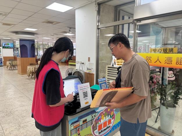 圖1.就讀國立屏東大學大數據商務應用學士學位學程的廖昱晴（左）參與今年公部門暑期工讀，於民政局新興戶政事務所協助引導民眾辦理業務。