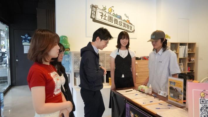 圖5. 工讀生謝倬婷（右二）、柯浚堉（右一）在「雄校聯社團養成實驗室」協助場館及青年活動相關工作，從場地管理到活動支援，接觸多元實務任務。