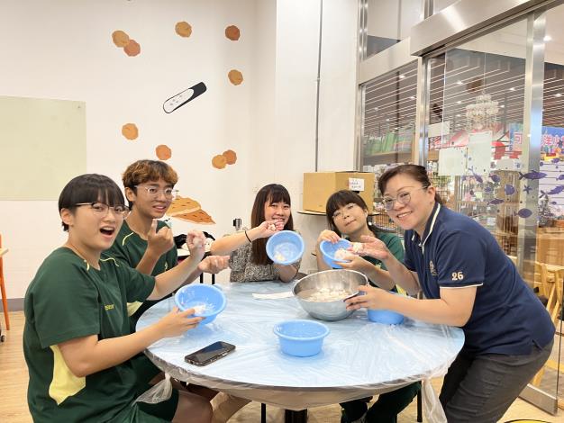 圖5.高餐大附中烹調技術科學生參訪宏裕行食品股份有限公司，除參觀自動化產線，也透過手作花枝丸體驗，理解食品製造的專業精神與企業價值。