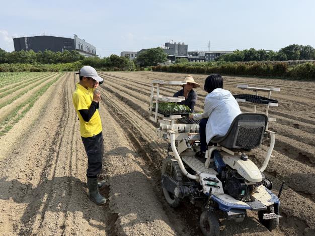 圖8.青年學生走訪梓官區「梓玉生態農場」，實際體驗蔬菜移植機操作，從農業機具操作認識現代農業生產方式與農作栽培的實務工作。