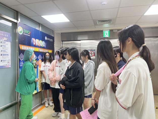圖1.輔英科大護理系學生走進高雄榮民總醫院，實地參觀病房、診療室及手術室，由護理師介紹日常工作流程與照護內容，認識醫療職場的專業與工作樣貌。
