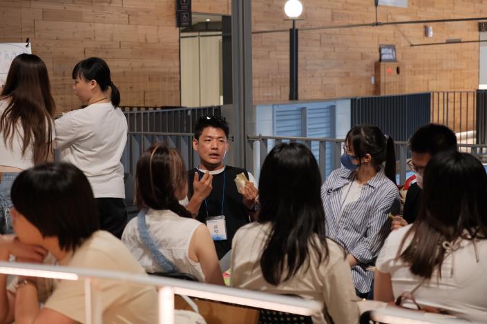 圖說6：學員於世界咖啡館分組討論中，針對港灣再生、公私協力等議題交流觀點，從走讀觀察出發思考城市發展與公共參與。.JPG