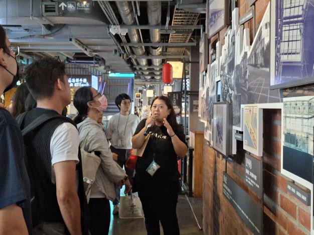 圖說4：學員前往建於1914年的港邊倉庫棧貳庫KW2，了解其如何透過公私協力委外經營，轉型為結合展演與商業機能的複合空間。