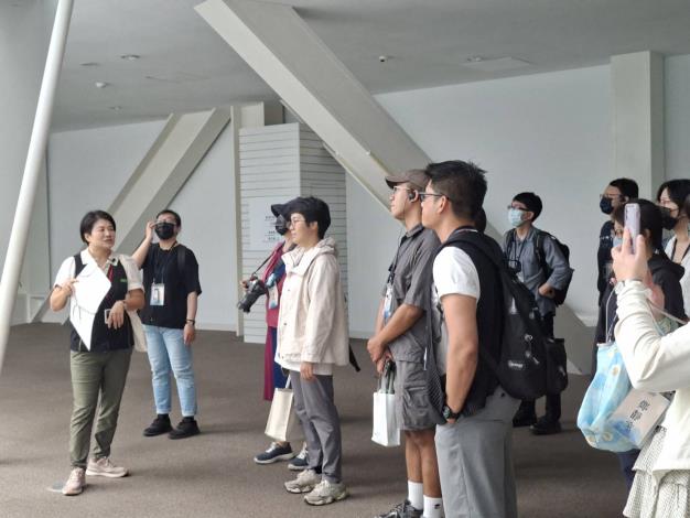圖說2：高雄市立圖書館人員帶領學員走訪平時不對外公開的後台動線，並介紹總館建築設計、行政法人營運模式及館藏自動分揀系統等營運機制。