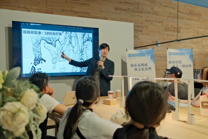 圖說5：曾任高雄市立歷史博物館館長、國立高雄科技大學博雅教育中心副教授的王御風，於棧貳庫KW2進行專題講座，帶領學員認識港灣發展與城市變遷脈絡。.JPG