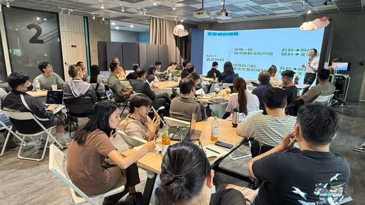 圖5. 「創業能量加速器」啟動儀式後，首場實戰課程隨即登場，由策略思維商學院院長孫治華主講「募資簡報實務與操作」，帶領青創團隊從投資人視角掌握募資簡報技巧。