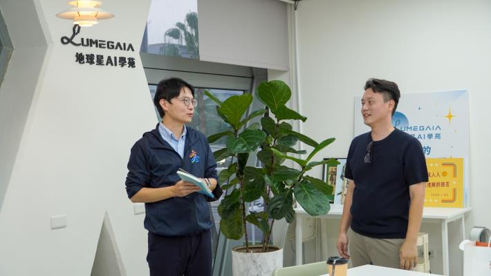 圖4. 青年局長林楷軒（左）參訪進駐大東藝術共創基地的「地球星有限公司」，由創辦人曾澤民（右）介紹基地環境及「地球星AI學苑」推動樂齡數位學習的發展歷程。