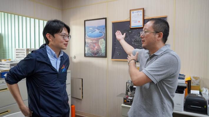 圖1. 青年局長林楷軒（左）參訪仁武「翔鶴佳生技有限公司」，由創辦人鄭翔才（右）導覽發酵製程與廠區環境，了解團隊從企業健診到參與大型展會的發展歷程。