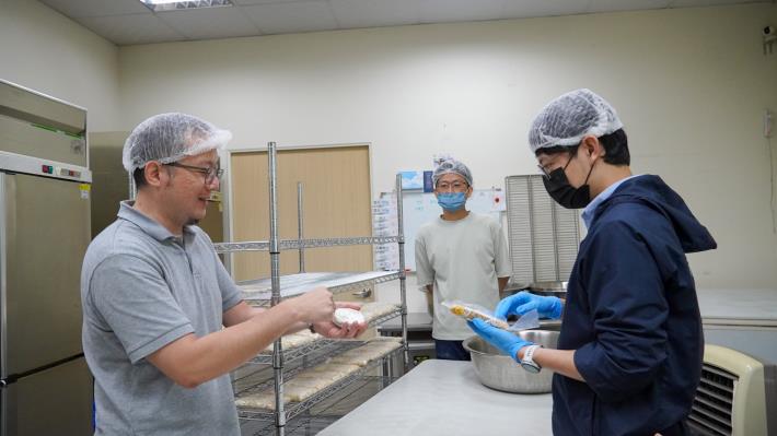 圖2. 青年局長林楷軒（右）參訪翔鶴佳生技研發場域，進一步認識食材結合生技研發的創新應用。