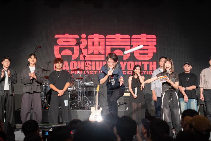 2.青年局長林楷軒（中）昨（27）日出席「2026高速青春音樂展演」，除了登台互動，更拋送樂團簽名海報與樂迷同樂。