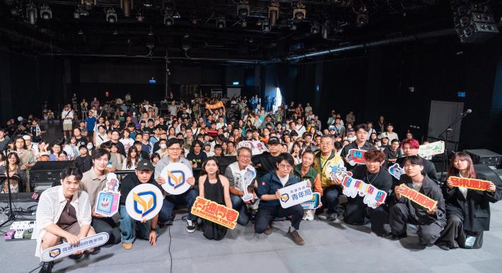 1.「2026高速青春音樂展演」昨（27）日於駁二大義倉庫LIVE WAREHOUSE大庫舉辦，培育樂團「小鹿在比特山上」與「逆行後室 NS HOUSE」接力發表原創單曲，並邀集「淺堤Shallow Levée」、「夕陽武士Sunset Samurai」與「胖虎 punkhoo」同台演出，現場洋溢青春音樂能量。