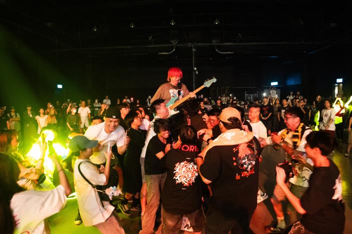 8.「胖虎 punkhoo」演出時現場開圈，樂迷隨著音樂湧向中央，與Bass手Ronn近距離互動，將現場氣氛推向高潮。