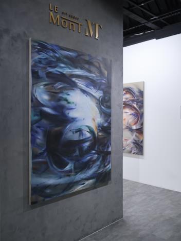 圖4. Le Mont Art Space 展出藝術家高新潼（XingTong Gao）個展《FLUID RESONANCE／氣韻流生》，並與「ERIKA CHUNG 紐約時尚特展」共同呈現，讓服裝設計與當代藝術在同一空間展開對話。