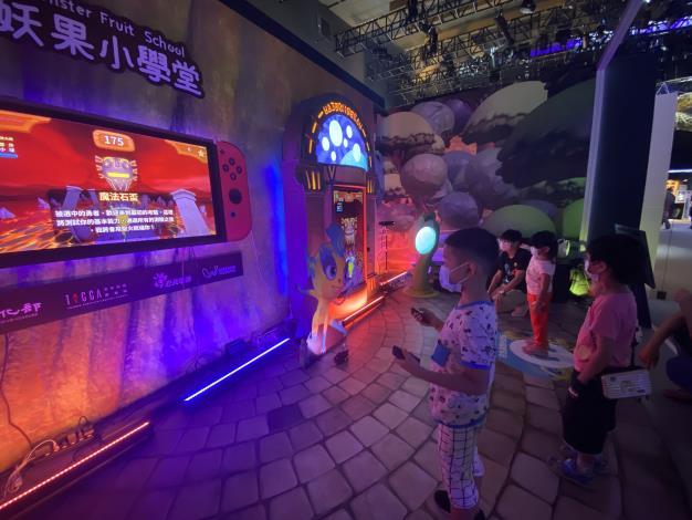 2.哇哇科技與公共電視合作開發的《妖果小學》，提供全球玩家最Fun電的體感跑酷遊戲體驗