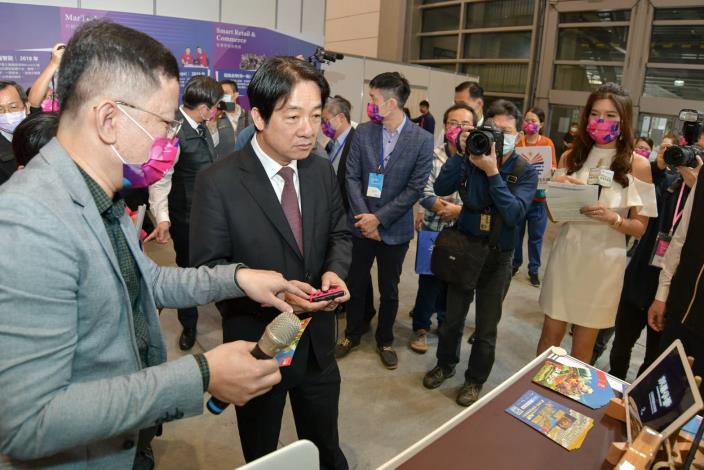 2.副總統賴清德於高雄新創館體驗哇哇科技的「妖果小學」體感遊戲