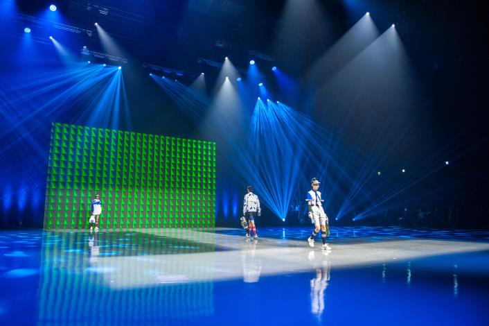 6. 舞台跳脫傳統模式採用新款LED燈具帶自動切光功能產生光區，南部首見！