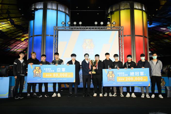 圖2.高雄市政府市長陳其邁(中)與「全國電競青年錦標賽」冠、亞軍合影。