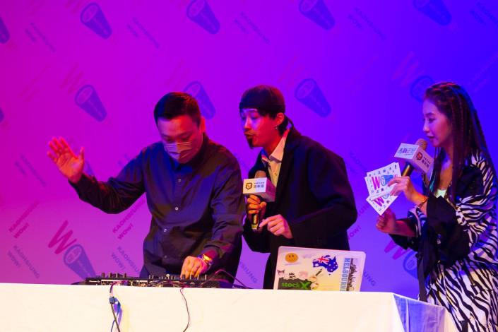 1.青年局張以理局長（圖左）首次體驗DJ刷碟，台上台下歡呼熱舞星光派對最高潮。