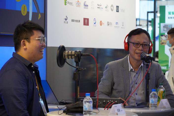 圖二、聲音噪咖共同創辦人林子欽（左）在大南方新創展現場進行Live Podcast侃侃而談自己