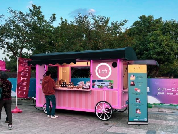 圖4.蘿芙甜點在台灣燈會衛武營區特色餐車，以粉紅色為基調傳達享受甜點時幸福的氛圍