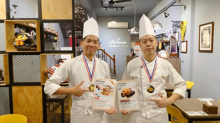圖3.法杜娜多廚匠的店負責人吳奎均（右），獲得中華音樂餐飲教育學會廚藝大師競賽金牌