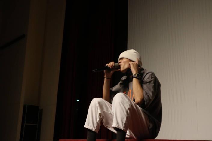 高師大附中學生魯謙用嘻哈音樂聲援烏克蘭