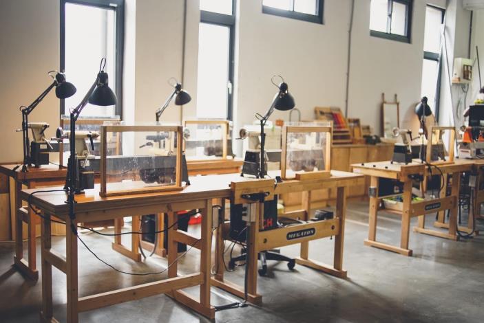 6.重新詮釋打造品味工藝作坊(二樓)，提供木作課程讓自造者們揮灑創意。