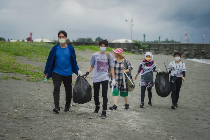 高雄市政府青年局志工團清除沙灘垃圾，為愛護地球盡一份心力