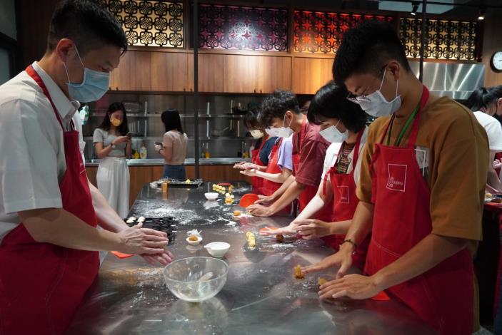 2.青年局顏己喨副局長體驗舊振南漢餅文化館之一日職場活動，實地與青年學子互動參與鳳梨酥製作與包裝設計及推廣的整個過程。