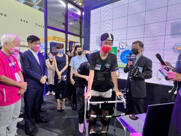 圖說一、市長蒞臨高雄青創館，高醫陳嘉炘醫師團隊展示「腦機介面調控下肢外骨骼機器人復健系統」及復健機器人。