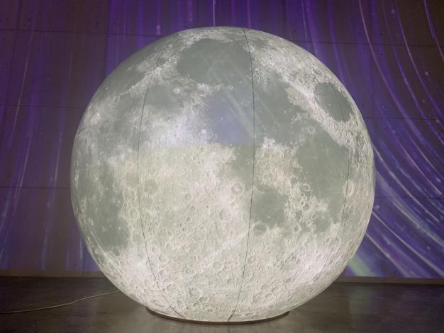 1.Pinway打造期間限定巨型滿月裝置藝術，搭配引進「LUXMIN」團隊互動藝術，打造沉浸星河賞月之感。
