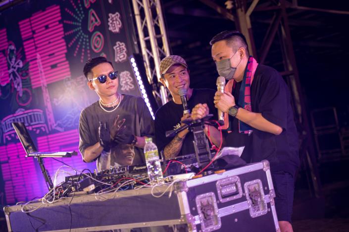 圖一：青年局局長張以理化身DJ與DJ Mr.Skin賴皮刷碟炫技。