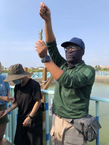 2.漁創客創辦人張博仁先生實地解說養殖漁業經營觀念。