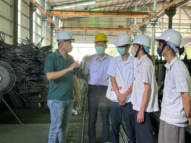圖一：青年局副局長顏己喨帶領中正高工學生至鉅昕鋼鐵實際操作鋼鐵加工。