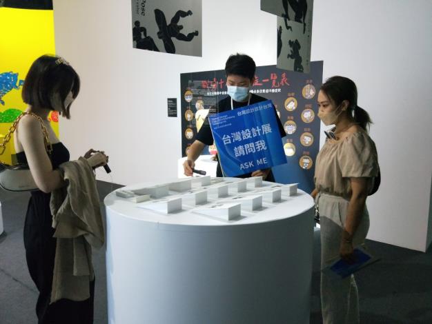 圖說3：志工曾彥翔(中)向民眾介紹展品，並協助解答遊客的問題。